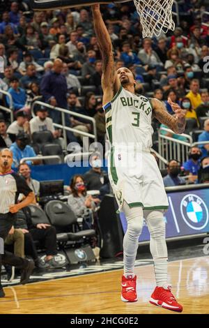 Orlando, Florida, USA, 28. Dezember 2021, Milwaukee Bucks Guard George Hill #3 macht während der zweiten Hälfte im Amway Center einen Korb. (Foto: Marty Jean-Louis) Quelle: Marty Jean-Louis/Alamy Live News Stockfoto