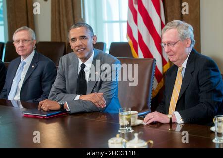 Vereinigte Staaten Präsident Barack Obama, zentrieren, spricht zu den Medien, als er mit Mitgliedern des Kongresses zur Außenpolitik einschließlich U.S. Senat Republican Leader Mitch McConnell (Republikanische von Kentucky), rechten und U.S. Senate Majority Leader Harry Reid (Demokrat von Nevada), links, im Cabinet Room des weißen Hauses in Washington, DC, USA, auf Donnerstag, 31. Juli 2014 trifft. Den USA möglicherweise verschieben, Handel mit Derivaten zu begrenzen und kurzfristige Kredite mit russischen Unternehmen, wenn bereits verhängte Sanktionen nicht wiegen sich Präsident Vladimir Putin dazu Unterstützung für Rebellen im Osten der Ukraine. Bildnachweis: Andrew Harrer / Stockfoto