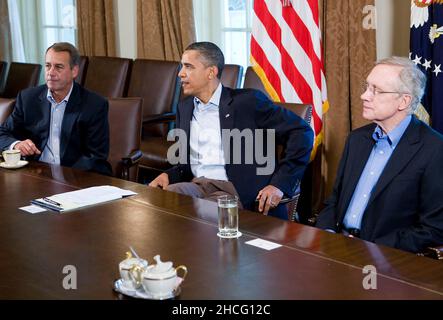 US-Präsident Barack Obama trifft sich mit dem US-Präsidenten des Repräsentantenhauses John Boehner (Republikaner von Ohio), der linken, dem Mehrheitsführer des US-Senats, Harry Reid (Demokrat von Nevada), der rechten, sowie dem republikanischen Führer des US-Senats Mitch McConnell (Republikaner von Kentucky), Und Nancy Pelosi (Demokratin von Kalifornien), die demokratische Führerin des US-Repräsentantenhauses, im Kabinettsaal des Weißen Hauses. Die Verhandlungen zur Anhebung der Staatsschuldengrenze sind gestern zusammengebrochen, nachdem Sprecher Boehner die Gespräche verlassen hat. Kredit: Kristoffer Tripplaar/Pool über CNP Stockfoto