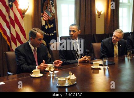 Der US-Präsident Barack Obama und Vizepräsident Joseph Biden treffen sich am Mittwoch, den 13. April 2011, mit parteiübergreifenden Mitgliedern des Senats und des Repräsentantenhauses, um im Kabinettsaal des Weißen Hauses in Washington, DC, die Finanzpolitik zu diskutieren. Von links nach rechts sind der Sprecher des US-Repräsentantenhauses, John Boehner (Republikaner von Ohio), Präsident Obama, der Mehrheitsführer des US-Senats, Harry Reid (Demokrat von Nevada), zu hören, während sie US-Vizepräsident Joe Biden hören (nicht abgebildet). Quelle: Bill Auth/Pool via CNP Stockfoto