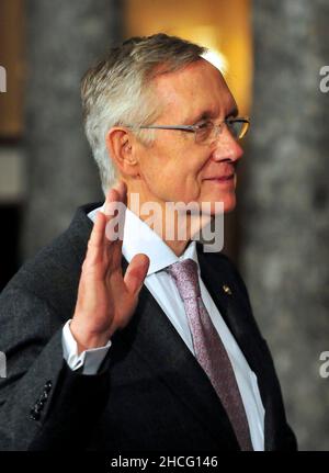 Washington, Vereinigte Staaten. 05th Januar 2011. Der Mehrheitsführer des Senats der Vereinigten Staaten, Harry Reid (Demokrat von Nevada), hebt seine rechte Hand während der Aufnahme der Nachstellung seiner Vereidigung in der Alten Senatskammer im US-Kapitol in Washington, DC am Mittwoch, dem 5. Januar 2011.Quelle: Ron Sachs/CNP.(EINSCHRÄNKUNG: KEINE Zeitungen oder Zeitungen in New York oder New Jersey im Umkreis von 75 km von New York City) Credit: dpa/Alamy Live News Stockfoto