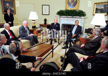 Der US-Präsident Barack Obama trifft im Oval Office auf parteiübergreifende Führer des Senats und die parteiübergreifenden Führer des Justizausschusses des Senats, um über die freie Stelle des Obersten Gerichtshofs zu diskutieren, die am Mittwoch, dem 21. April 2010, durch den Ruhestand von Justice Stevens in Washington, DC, verlassen wurde. Von links nach rechts: US-Senator Jeff Sessions (Republikaner von Alabama), Mitglied des Justizausschusses des US-Senats; US-Senator Patrick Leahy (Demokrat von Vermont), Vorsitzender des Justizausschusses des US-Senats; Vizepräsident Joseph Biden; Präsident Obama; US-Mehrheitsführer des Senats Harry Reid (Demokrat von Nev Stockfoto