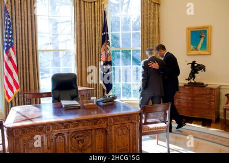 Washington, Vereinigte Staaten. 27th April 2009. US-Präsident Barack Obama spricht allein mit dem Mehrheitsführer des US-Senats, Harry Reid (Demokrat von Nevada), im Oval Office nach einer parteiübergreifenden Sitzung am 23. Januar 2009. Obligatorische Gutschrift: Pete Souza - White House über CNP/dpa/Alamy Live News Stockfoto