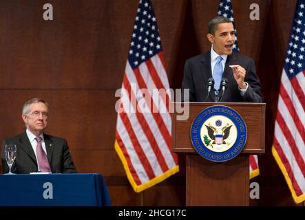 Der US-Präsident Barack Obama spricht am Samstag, den 20. März 2010, bei einem Besuch im Capitol Hill mit Mitgliedern des demokratischen Caucus des Repräsentantenhauses. Der Präsident besucht den Kongress am Vorabend der Abstimmung im Parlament über das Gesetz zur Gesundheitsreform. Er wird auf der Bühne vom Mehrheitsführer des Senats, Harry Reid (Demokrat von Nevada), begleitet.Quelle: Kristoffer Tripplaar/Pool via CNP Stockfoto