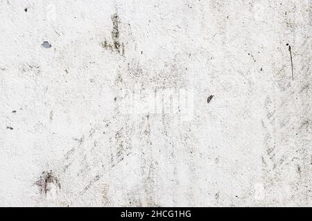 Weiß bemalte alte verlassene Betonwand mit Staub und Flecken für Textur Hintergrund Stockfoto