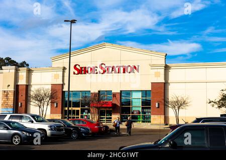 Flowood, MS - 15. Dezember 2021: Shoe Station ist ein Schuhgeschäft, in dem Schuhe für Männer, Frauen und Kinder gelagert werden. Stockfoto