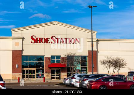 Flowood, MS - 15. Dezember 2021: Shoe Station ist ein Schuhgeschäft, in dem Schuhe für Männer, Frauen und Kinder gelagert werden. Stockfoto