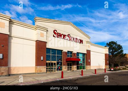 Flowood, MS - 15. Dezember 2021: Shoe Station ist ein Schuhgeschäft, in dem Schuhe für Männer, Frauen und Kinder gelagert werden. Stockfoto