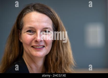 Schwerin, Deutschland. 15th Dez 2021. Bettina Martin, Ministerin für Wissenschaft und Europa Mecklenburg-Vorpommerns, bei einer Fotogelegenheit im Schloss. Quelle: Jens Büttner/dpa-Zentralbild/dpa/Alamy Live News Stockfoto