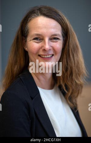 Schwerin, Deutschland. 15th Dez 2021. Bettina Martin, Ministerin für Wissenschaft und Europa Mecklenburg-Vorpommerns, bei einer Fotogelegenheit im Schloss. Quelle: Jens Büttner/dpa-Zentralbild/dpa/Alamy Live News Stockfoto