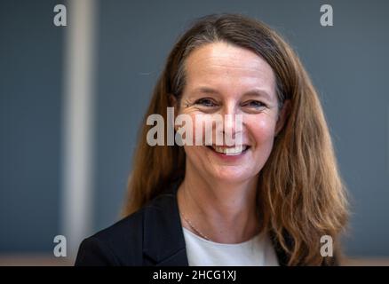 Schwerin, Deutschland. 15th Dez 2021. Bettina Martin, Ministerin für Wissenschaft und Europa Mecklenburg-Vorpommerns, bei einer Fotogelegenheit im Schloss. Quelle: Jens Büttner/dpa-Zentralbild/dpa/Alamy Live News Stockfoto