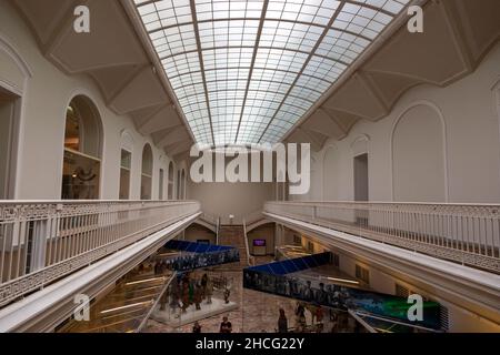 St. Petersburg, Russland - 14. Juli 2021: Innenraum eines der Säle des Russischen Ethnographischen Museums in St. Petersburg Stockfoto