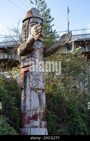 Squamish Nation Willkommen Figur auf False Creek Seawall unter Burrard Bridge in der Nähe von Vanier Park. Stockfoto