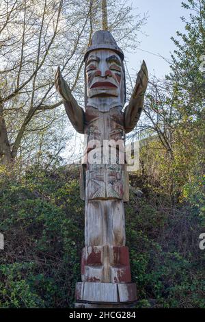 Squamish Nation Willkommen Figur auf False Creek Seawall unter Burrard Bridge in der Nähe von Vanier Park. Stockfoto