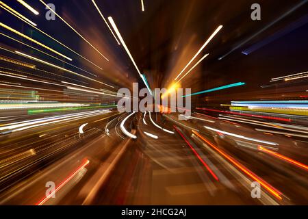 Blick auf unscharfe Lichtspuren von Ampeln in den Straßen von Taipei. Stockfoto