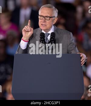 HARRY REID (Harry Mason Reid Jr.; 2. Dezember 1939 - 28. Dezember 2021) war ein amerikanischer Anwalt und Politiker, der von 1987 bis 2017 als Senator der Vereinigten Staaten aus Nevada diente. Von 2005 bis 2017 leitete er den demokratischen Ausschuss des Senats und von 2007 bis 2015 war er Mehrheitsführer des Senats. FILE PHOTO SHOT ON: October 23, 2016, North Las Vegas, Nevada, USA: Der scheidende Senator HARRY REID (D-NV) macht Bemerkungen, bevor Präsident Obama die Bühne für den Wahlkampf für die US-Senatskandidatin Catherine Cortez Masto und die Präsidentschaftskandidatin Hillary Clinton nimmt. Kredit: Brian Cahn/ZUMA Wire/Alamy Live Nachrichten Stockfoto