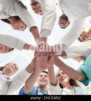 Fazit: Verschiedene medizinische Fachkräfte zeigen ihre Einheit. Stockfoto