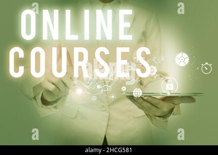 Konzeptionelle Darstellung von Online-Kursen. Internet-Konzept revolutioniert formale Bildung Lernen durch Internet Lady in Suit Holding Telefon und Stockfoto
