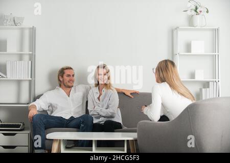 Psychologie, familiäre Mentaltherapie, Psychologe mit Paar bei Psychotherapie-Sitzung auf psychologische Beratung. Familie bei der Psychologie-Sitzung. Stockfoto