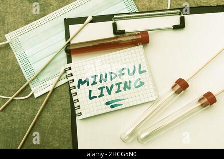 Textunterschrift mit Darstellung von Mindful Living. Business Overview voll bewusst und engagiert auf etwas bewusstes und vernünftiges Schreiben Rezept Medizin Stockfoto