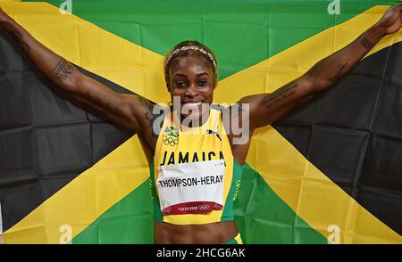 (211229) -- PEKING, 29. Dezember 2021 (Xinhua) -- das am 31. Juli 2021 aufgenommene Aktenfoto zeigt die Reaktion von Elaine Thompson-Herah aus Jamaika nach dem Finale der Frauen 100m bei den Olympischen Spielen 2020 in Tokio, Japan. Thompson-Herah, 29, sammelte bei den Olympischen Spielen 2020 in Tokio Goldmedaillen in den Staffelspielen 100m, 200m und 4x100 m der Frauen. Am 22. August gewann Thompson-Herah die 100m mit einer neuen persönlichen Bestzeit von 10,54 Sekunden beim Wanda Diamond League-Treffen in Eugene, nur 0,05 Sekunden vor dem Weltrekord. Bei den World Athletics Awards 2021 wurde sie zur Weltathleten des Jahres ernannt. (Xinhua/Jia Yuchen) Stockfoto