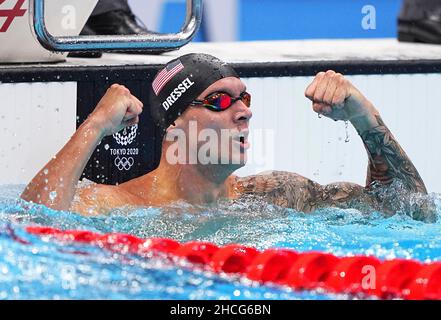 Peking, China. 1st August 2021. Das am 1. August 2021 aufgenommene Fileboto zeigt Caeleb Dressel aus den Vereinigten Staaten, die nach dem Freestyle-Finale der Männer 50m beim Schwimmen bei den Olympischen Spielen in Tokio 2020 in Japan feiern. Dressel, 25, gewann bei den Olympischen Spielen 2020 in Tokio fünf Goldmedaillen in den Staffeln 50 Meter Freistil, 100 Meter Freistil, 100 Meter Schmetterling, 4x100 Meter Freistil und 4x100 Meter Medley. Seit August 2021 hält er neun Weltrekorde. Quelle: Xu Chang/Xinhua/Alamy Live News Stockfoto