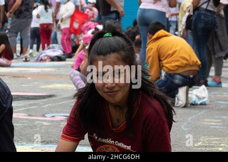 Die Kinder bereiten die Straßen mit kalkbemalten Kunstwerken vor, die Tage vor der Begnagung des „Carnaval de Negros y Blancos 2022“, der vom 2nd. Januar bis zum 7th. Januar in Pasto, Nariño - Kolumbien, am 28. Dezember als immaterielles Kulturerbe der Menschheit gilt, 2021. Stockfoto