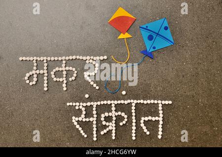 Makar Sankranti Typografie in Devanagari Schrift mit weißer Halwa Oder Zuckerbällchen Stockfoto