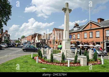 Marlow, Großbritannien - 19. Juli 2021: War Memorial im Zentrum von Marlow, Buckinghamshire an einem sonnigen Sommernachmittag. Das George and Dragon Pub ist zum ri Stockfoto