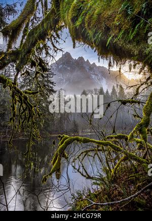 Russian Butte ist ein Gipfel mit zwei Gipfeln im King County im Bundesstaat Washington. Stockfoto