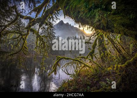 Russian Butte ist ein Gipfel mit zwei Gipfeln im King County im Bundesstaat Washington. Es befindet sich am westlichen Rand der Cascade Range auf dem Landmanagement Stockfoto