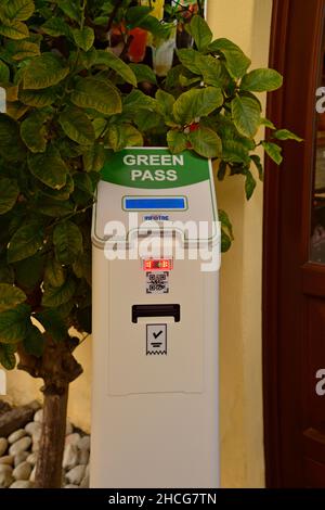 Limone Sul Garda, Italien - Dez 24 2021. Ein Green Pass Scanner vor einem Restaurant in Limone Sul Garda. Für die Teilnahme ist ein Super Green Pass erforderlich Stockfoto