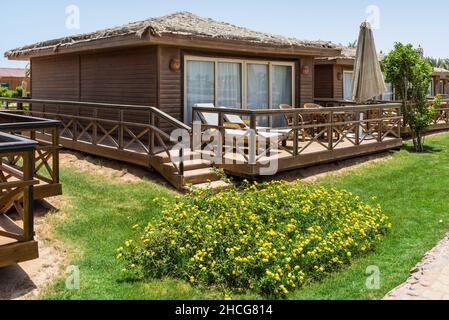 Hurghada, Ägypten - 02. Juni 2021: Blick auf den Bungalow des Labranda Royal Makadi Hotel in Makadi Bay, die eine von Ägypten schönen Roten Meer R Stockfoto