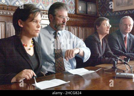 Aktenfoto vom 3/04/04 des damaligen Sinn-Feinn-Präsidenten Gerry Adams (2nd links) mit Barbara De Bruin (links) und dem Verhandlungsführer der Partei Martin McGuiness (rechts) während einer Pressekonferenz. Sinn Fein hat der Regierung Sicherheitsbedenken bezüglich der Unterbringung der neuen nordirischen Versammlung in Stormont aufgeworfen, so die kürzlich veröffentlichten Dokumente des Nationalarchivs. Ausgabedatum: Mittwoch, 29. Dezember 2021. Stockfoto