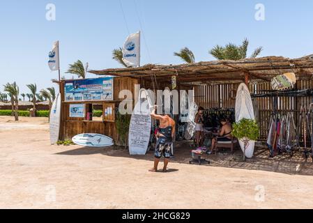 Hurghada, Ägypten - 02. Juni 2021: Wassersport Surf School - Kite und Windsurfen in Makadi Bay, die eine von Ägypten schöne Rote Meer Riviera. Stockfoto