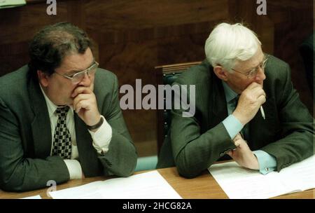 Datei-Foto vom 14/09/98 von SDLP-Führer John Hume (links) und dem stellvertretenden Ersten Minister Seamus Mallon, der an der ersten Sitzung der Nordirland-Versammlung in den Parlamentsgebäuden in Stormont teilnahm. Premierminister Tony Blair wollte die Möglichkeit prüfen, die Königin einzuladen, die neue Versammlung in Nordirland 1998 offiziell zu eröffnen, so die kürzlich veröffentlichten Dokumente des Nationalarchivs. Ausgabedatum: Mittwoch, 29. Dezember 2021. Stockfoto