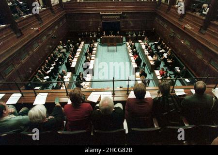 Aktenfoto vom 14/09/98 von den hundertachtundhundert gewählten Mitgliedern der Nordirland-Versammlung während ihrer ersten Sitzung in Parlamentsgebäuden in Stormont. Premierminister Tony Blair wollte die Möglichkeit prüfen, die Königin einzuladen, die neue Versammlung in Nordirland 1998 offiziell zu eröffnen, so die kürzlich veröffentlichten Dokumente des Nationalarchivs. Ausgabedatum: Mittwoch, 29. Dezember 2021. Stockfoto