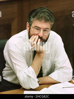 Datei-Foto vom 14/09/98 der damalige Sinn-Fein-Präsident Gerry Adams hörte anderen Parteimitgliedern am ersten Tag der Debatte in der neuen nordirischen Versammlungskammer in den Parlamentsgebäuden in Stormont zu. Premierminister Tony Blair wollte die Möglichkeit prüfen, die Königin einzuladen, die neue Versammlung in Nordirland 1998 offiziell zu eröffnen, so die kürzlich veröffentlichten Dokumente des Nationalarchivs. Ausgabedatum: Mittwoch, 29. Dezember 2021. Stockfoto