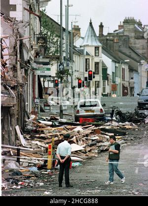 NUR FÜR GROSSBRITANNIEN. ALLE VORAHNUNGEN. Aktenfoto vom 15/08/98 eines Polizeibeamten der Royal Ulster Constabulary, der die Schäden einer Bombenexplosion in der Market Street, Omagh, Co Tyrone, Nordirland, 72 Meilen westlich von Belfast, betrachtet. Neu veröffentlichte Dokumente des Nationalarchivs zeigen, wie Krankenhäuser mit den Opfern fertig wurden, die unmittelbar nach dem Bombenanschlag in Omagh „dicht und schnell“ kamen. Ausgabedatum: Mittwoch, 29. Dezember 2021. Stockfoto