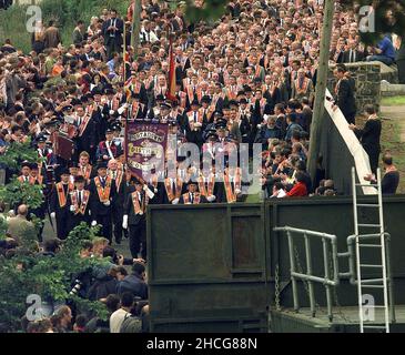 Datei-Foto vom 05/07/98 von Mitgliedern des Orangenen Ordens aus dem Bezirk Portadown, die von der Drumcree Kirche in Richtung der Barrikade marschieren, die ihren Weg entlang der nationalistischen Garvaghy Road blockiert. Premierminister Tony Blair sagte dem Leiter des Orangenen Ordens, er solle ein sofortiges Ende des Dromcree-Paradierstreits fordern, nachdem drei junge Brüder bei einem loyalistischen Feuerbombenangriff getötet wurden, so die kürzlich veröffentlichten Dokumente des Nationalarchivs. Ausgabedatum: Mittwoch, 29. Dezember 2021. Stockfoto