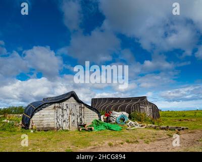 Fishermens Hütten und Ausrüstung, Lindisfarne. Stockfoto