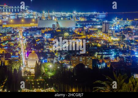 Abendansicht von oben auf die Innenstadt, mit dem Bahai-Schrein, Feiertagsszene in der deutschen Kolonie, verzierten Kirchen und dem Hafen, in Haifa Stockfoto