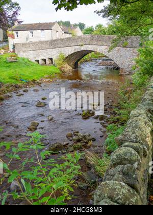 Brücke über hardraw Beck, denkmalgeschützten Gebäude mit hohen Abbotside, North Yorkshire Stockfoto