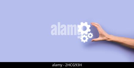 Hand hält Metall Zahnräder und Zahnräder Mechanismus der Interaktion Teamwork Konzept, Hand halten Gruppe von virtuellen Zahnräder Rad. Stockfoto