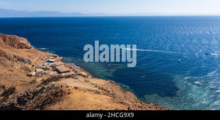 Panoramablick von der Höhe der Berge bis zum blauen Meer Stockfoto