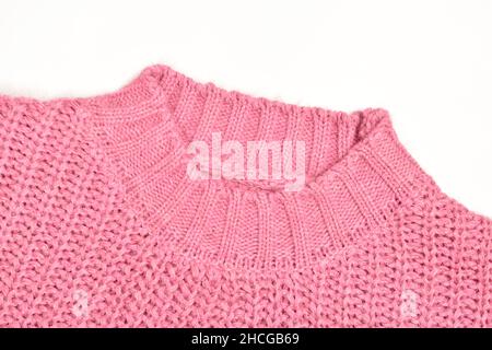 Kragen aus rosa Pullover isoliert auf weißem Hintergrund Stockfoto