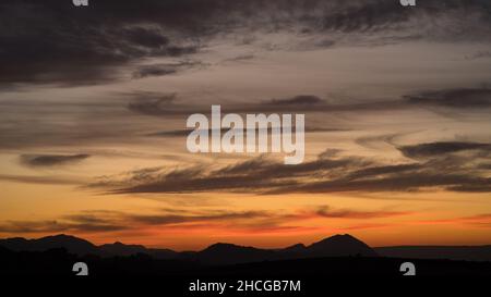 Sanfte Pastellfarben am Nachthimmel und dunkle Wolken über den Tälern und sanften Hügeln der Region Valenciana Spanien Stockfoto