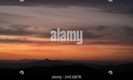 Sanfte Pastellfarben im Nachthimmel über den Tälern und sanften Hügeln der Region Valencia Stockfoto