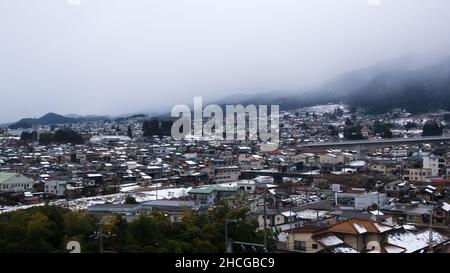 iida, nagano, japan, 2021-29-12 , Stadt Iida im Winter 2021 mit Schnee bedeckt. Stockfoto