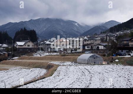 iida, nagano, japan, 2021-29-12 , Blick auf die schneebedeckten Eriefelder im Winter 2021 in der Stadt Iida. Stockfoto